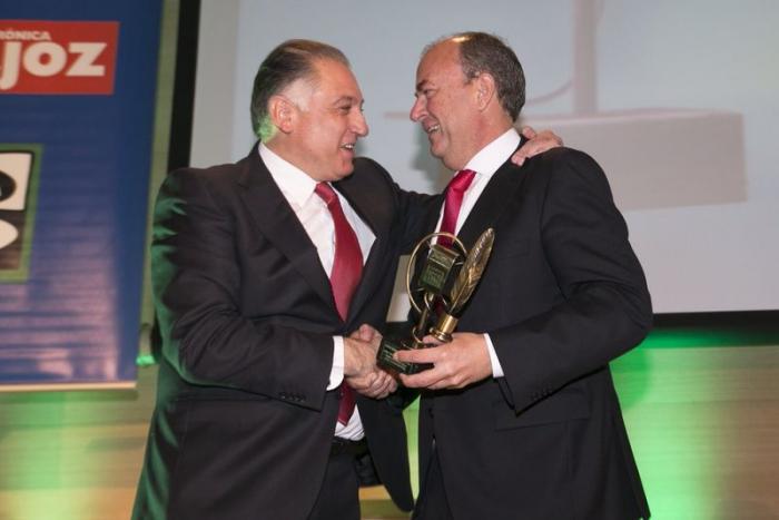 El presidente José Antonio Monago entrega a Francisco Piñero el premio Empresario de Badajoz