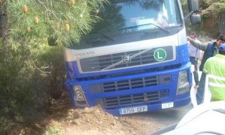 Un camión accidentado en Robledillo de Gata dispara la alarma entre los habitantes del pueblo