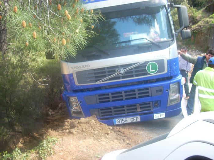 Un camión accidentado en Robledillo de Gata dispara la alarma entre los habitantes del pueblo