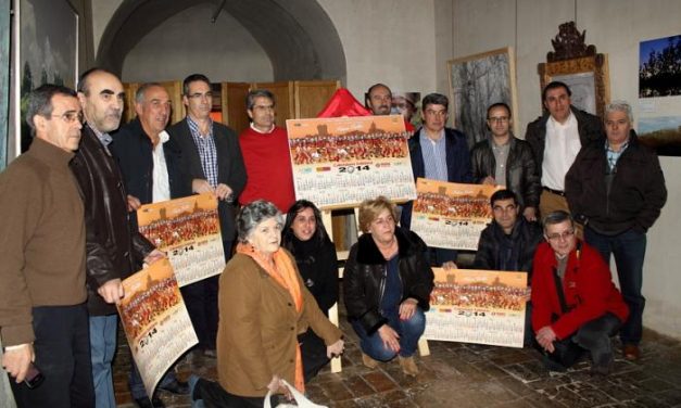 La peña cauriense “P´Habernos Matao” recauda 1.500 euros con su calendario solidario 2014