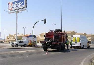 Un vehículo de bomberos colisiona contra un turismo cuando íba a sofocar un incendio en el campo