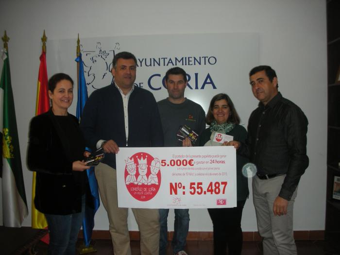 El cheque regalo de 5.000 euros de la campaña «Coria, comercio y vida» recae en Rocío Granado