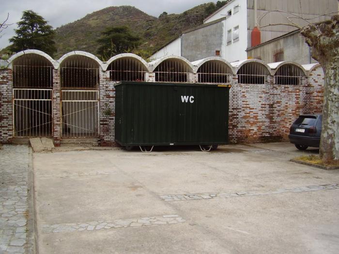 El Ayuntamiento de Baños de Montemayor instala inodoros públicos en el centro del municipio