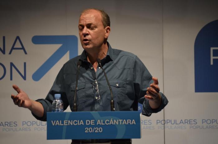 Monago alaba la gestión del alcalde de Valencia de Alcántara y candidato del PP a los próximos comicios