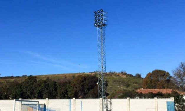 El Campo de Fútbol «La Isla» de Coria estrena su nueva iluminación en las torres e instalaciones