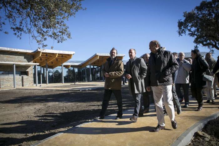 Monago y el secretado de Estado de Medio Ambiente visitan el centro de visitantes del Parque de Monfragüe