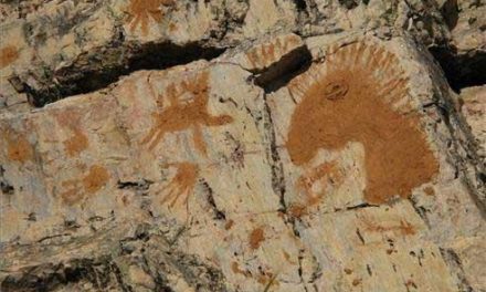 Denuncian la aparición de pintadas hechas en barro en la cueva cacereña de Maltravieso