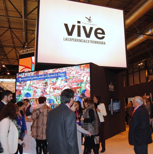 Vitoria cede oficialmente a Cáceres el título de Capital Española de la Gastronomía del 2015 en Fitur