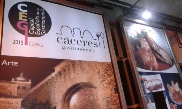 Vitoria cede oficialmente a Cáceres el título de Capital Española de la Gastronomía del 2015 en Fitur