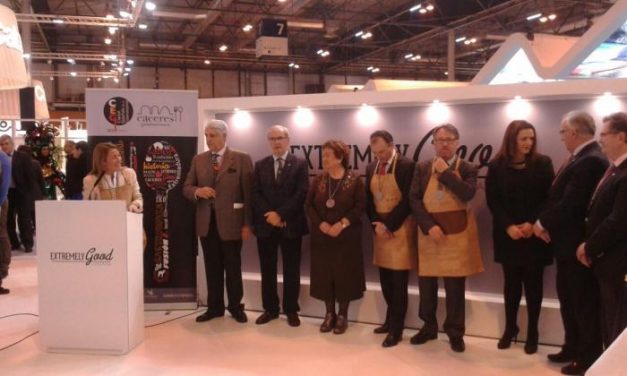 La Academia galardona con el Mandil de Corcho a representantes de Cáceres Capital Gastronómica