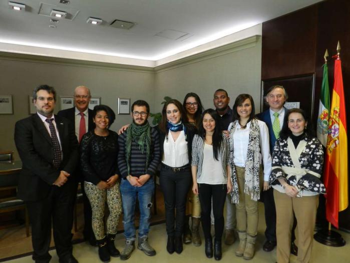 Muñoz recibe a seis estudiantes Iberoamericanos becados por la Agencia de Cooperación Internacional