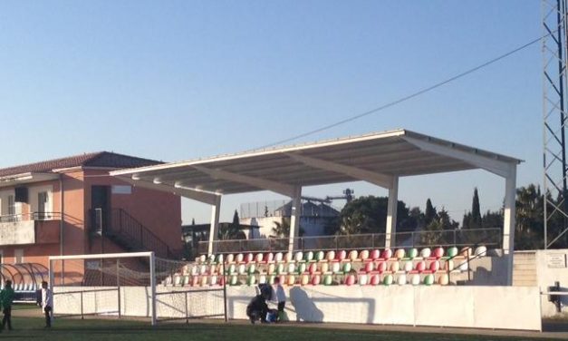 El polideportivo de Moraleja ya cuenta con una nueva pista de pádel y techos habilitados para las gradas