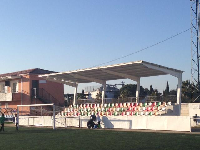 El polideportivo de Moraleja ya cuenta con una nueva pista de pádel y techos habilitados para las gradas