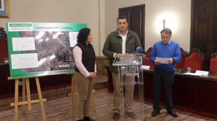 El consejero de Fomento evalúa con los alcaldes de Coria y Moraleja inversiones por 7,5 millones de euros