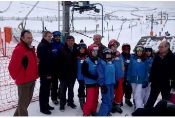 Medio millar de escolares de Cáceres participará en un programa de iniciación al esquí en ‘La Covatilla’