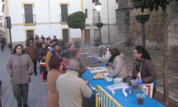 El Ayuntamiento de Moraleja sirve 75 kilos de sardinas y 16 litros de vino en la gran sardinada