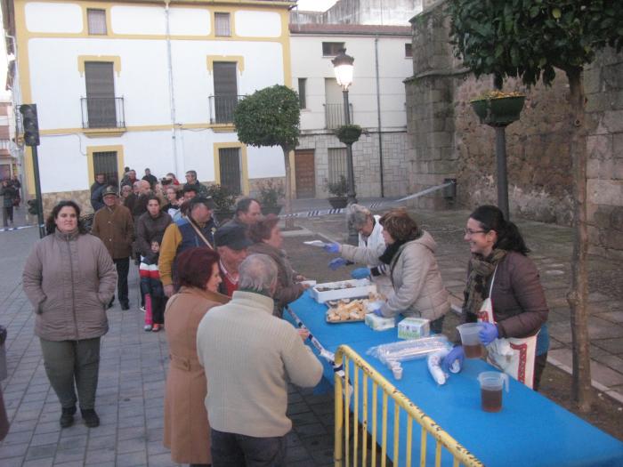 El Ayuntamiento de Moraleja sirve 75 kilos de sardinas y 16 litros de vino en la gran sardinada