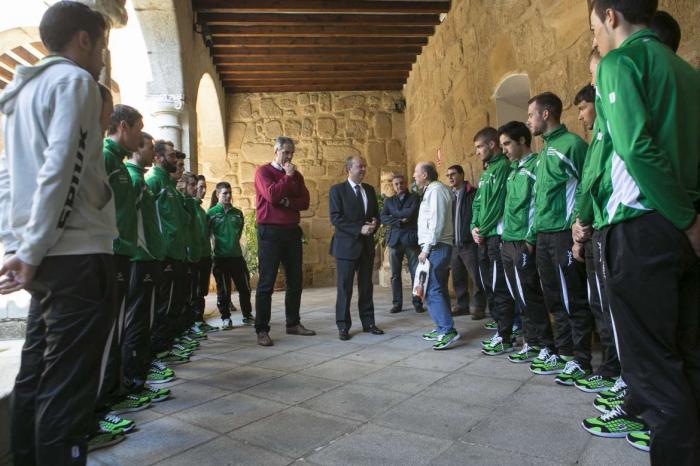 El presidente Monago recibe en la sede de Presidencia al equipo ciclista Extremadura Team