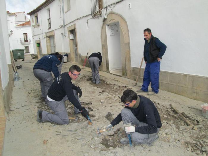 Los alumnos de Aprendizext de Valencia de Alcántara comienzan a ejecutar mejoras en el barrio Gótico