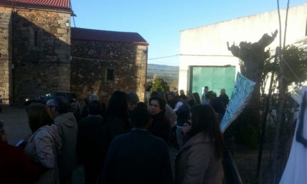 Unos 250 vecinos de Santa Cruz de Paniagua protestan contra actos vandálicos dirigidos a su alcalde