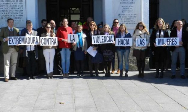Localidades como Valencia de Alcántara, Coria y Moraleja se suman al minuto de silencio contra la violencia