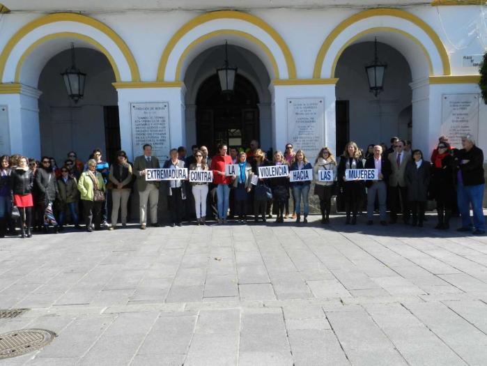 Localidades como Valencia de Alcántara, Coria y Moraleja se suman al minuto de silencio contra la violencia