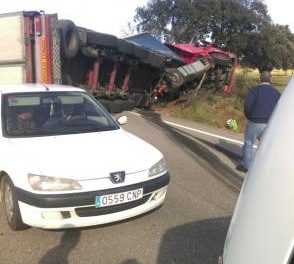 El vuelco de un camión portugués impide la circulación en la carretera  que une Moraleja y Zarza