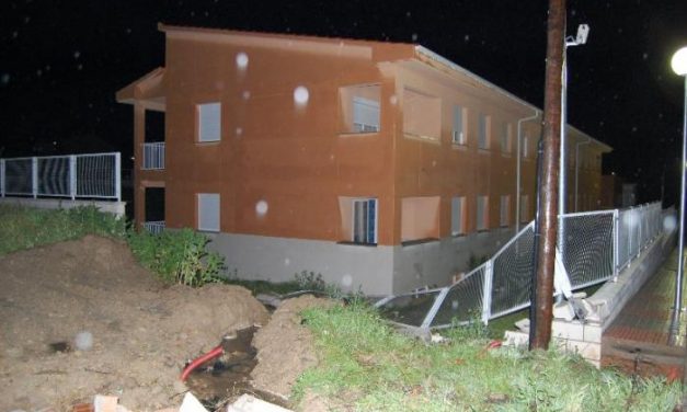 El temporal de lluvia y viento ocasiona el derrumbe de un muro del vallado del cuartel de Talayuela