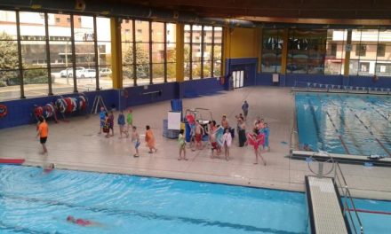 Escolares de Moraleja se familiarizan en Cáceres con la práctica de deporte en piscinas cubiertas