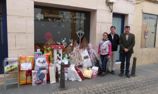 Los empresarios de Moraleja y Sierra de Gata entregan una cesta de productos valorada en 2.000 euros