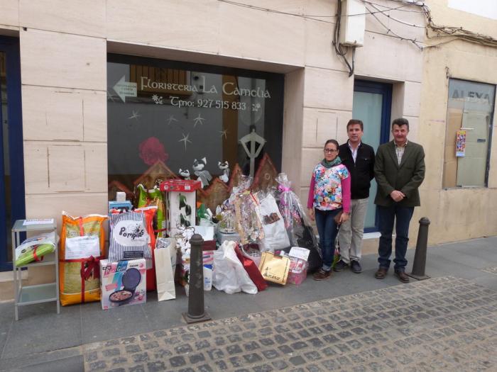 Los empresarios de Moraleja y Sierra de Gata entregan una cesta de productos valorada en 2.000 euros