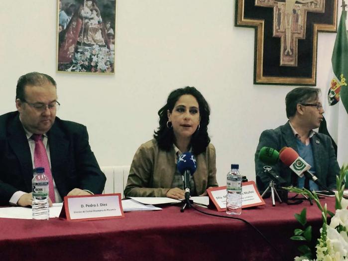 La consejera de Empleo destaca el nuevo programa de becas para los beneficiarios de centros y pisos de Cáritas
