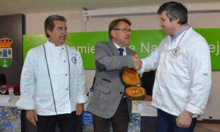 El consejero de Turismo entrega la Cereza de Oro a la Asociación de Cocineros de Extremadura