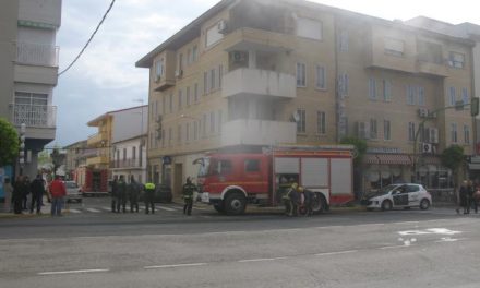Bomberos y Policía Local sofocan un incendio registrado en la cocina de un céntrico hostal de Moraleja