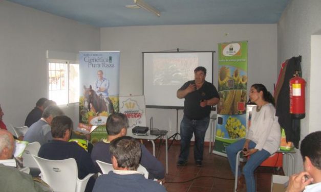 Una treintena de agricultores amplía sus conocimientos sobre el cultivo del girasol en Vegaviana