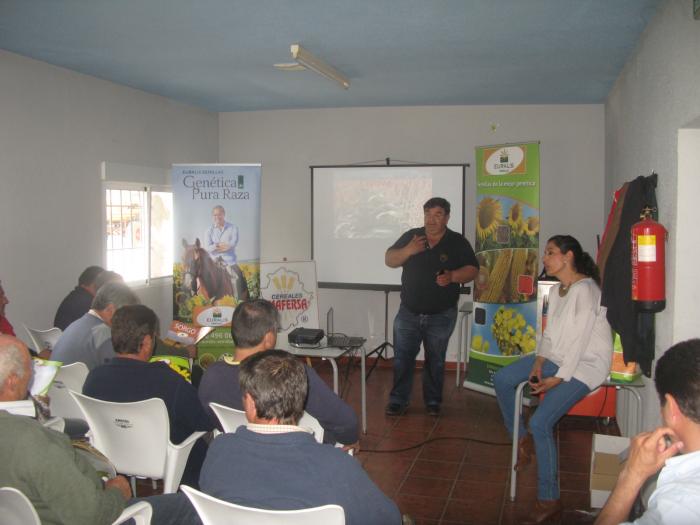 Una treintena de agricultores amplía sus conocimientos sobre el cultivo del girasol en Vegaviana