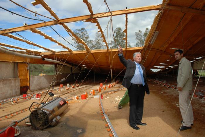 El tornado de El Batán afectó a 37 viviendas de la localidad y ha dejado una nave avícola completamente inutilizada