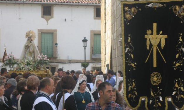 Cientos de personas participan en la procesión en honor a la Virgen de la Vega de Moraleja
