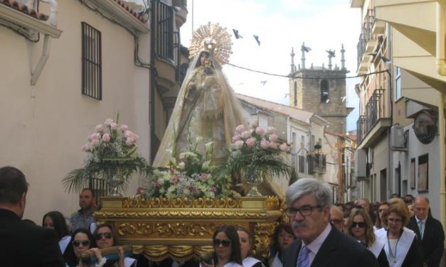Cientos de personas participan en la procesión en honor a la Virgen de la Vega de Moraleja