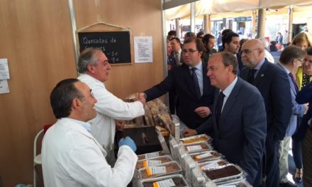 Monago destaca las ayudas al sector agroalimentario en la inauguración de la Feria del Queso de Trujillo