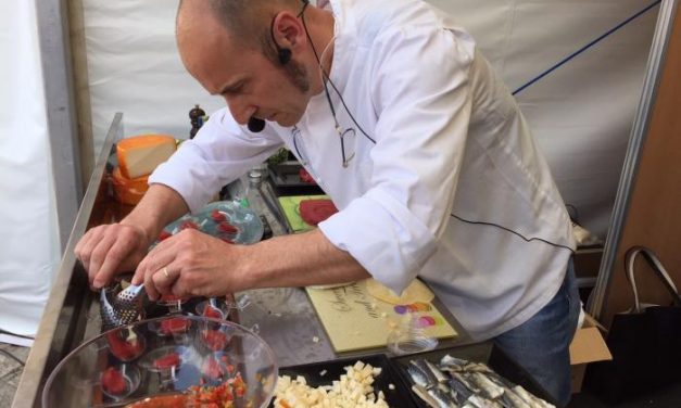 El Chef Joaquín Felipe destaca las particularidades de los quesos extremeños en el show-cooking de Trujillo