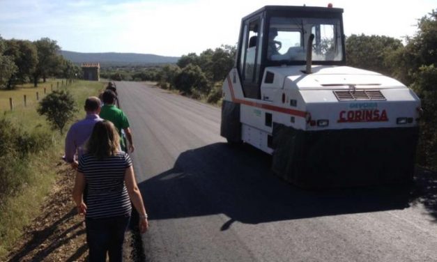 Echávarri visita las obras de mejora del firme y el trazado de varias vías en el término de Torrejoncillo