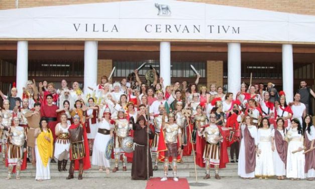 Casi un centenar de personas se suma a la representación de «El colegio encantado» del Cervantes de Moraleja