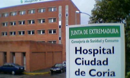 El consejero de Salud visita  el Hospital de Coria tras la incorporación de la nueva oncóloga