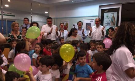 Un centenar de escolares reivindica en Coria el Día Nacional del Niño Hospitalizado
