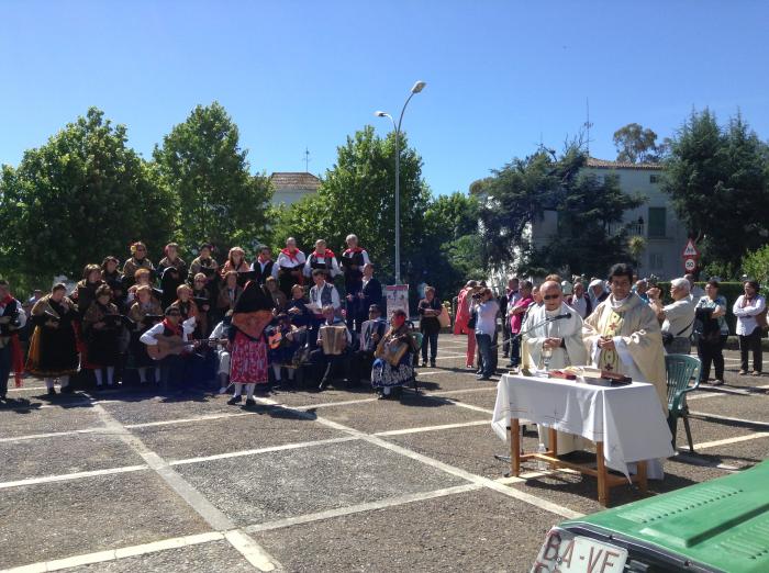 Más de medio centenar de carrozas participan en la romería de San Isidro de Valencia de Alcántara