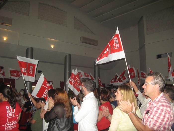 El PSOE acerca su mensaje electoral en un acto con canciones y el respaldo de Eduardo Madina en Moraleja
