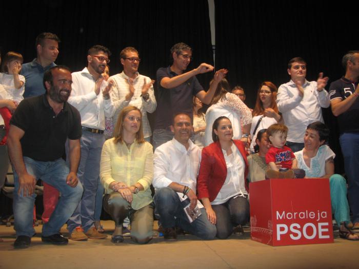 El PSOE acerca su mensaje electoral en un acto con canciones y el respaldo de Eduardo Madina en Moraleja