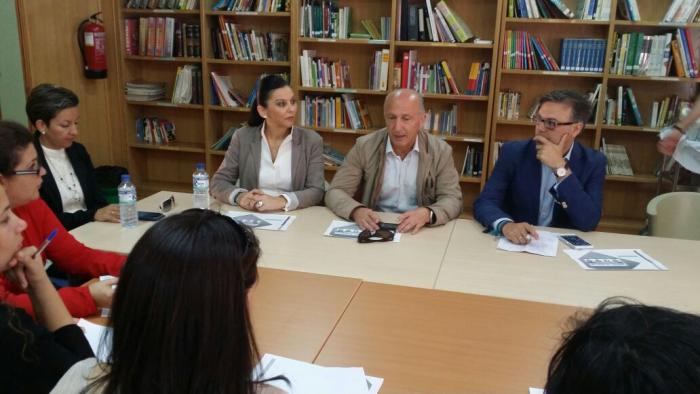 Juan Bravo visita Plasencia para dar a conocer los servicios de atención a familias del Gobierno