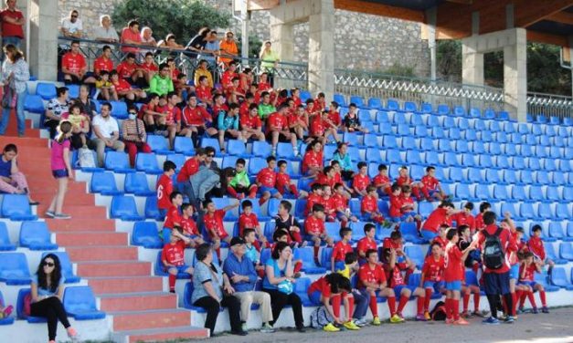 Los deportistas de Valencia de Alcántara disfrutan de los primeros entrenamientos en el campo de césped artificial